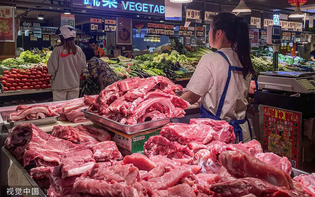 6月14日，北京一菜市场内猪肉摊位（视觉中国）