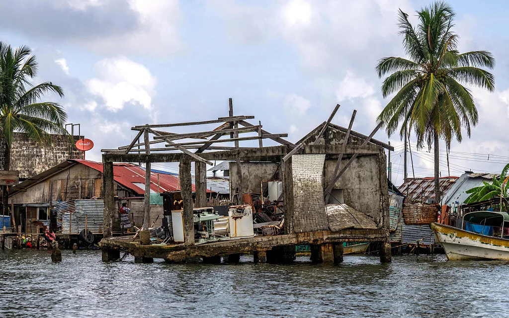 当地时间2023年8月30日，巴拿马卡蒂苏格图普岛，居民搬离被海水毁坏的房屋。