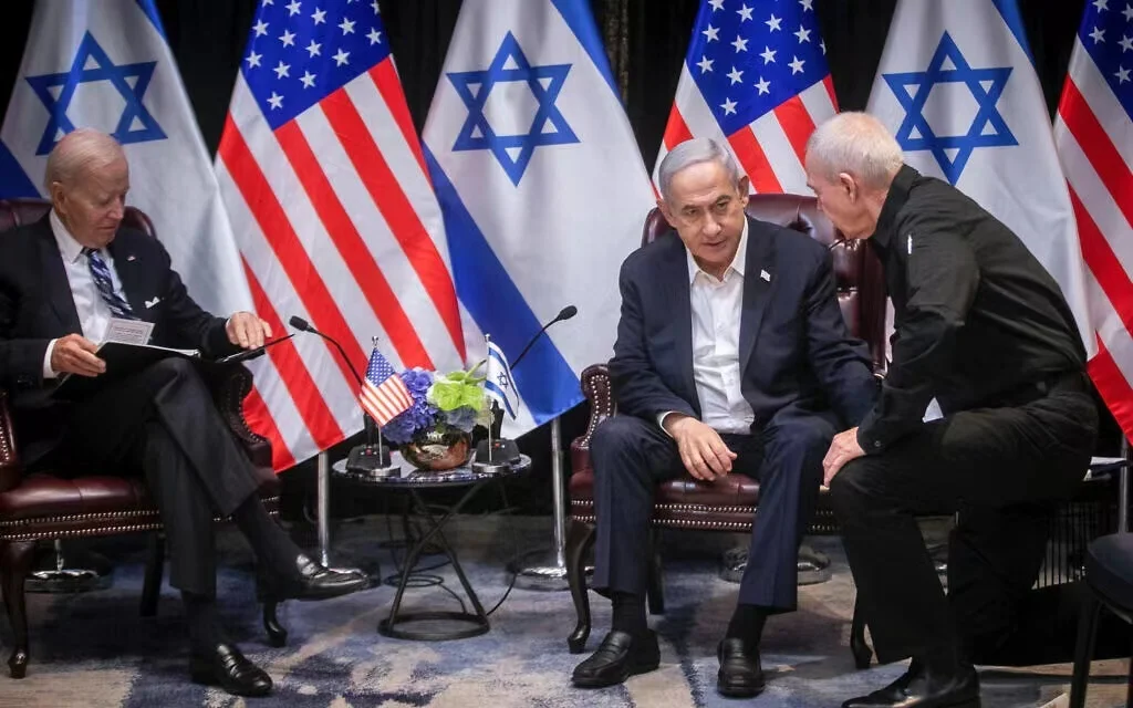 10月18日，以色列总理内塔尼亚胡（中）在特拉维夫与拜登（左）会晤期间，与国防部长加兰特（右）交谈。《以色列时报》报道配图