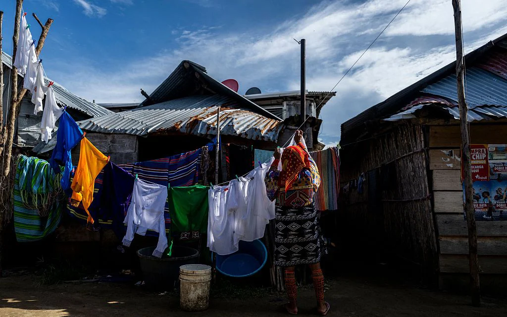 当地时间2023年8月29日，巴拿马卡蒂苏格图普岛，库那族妇女在晾晒衣服。