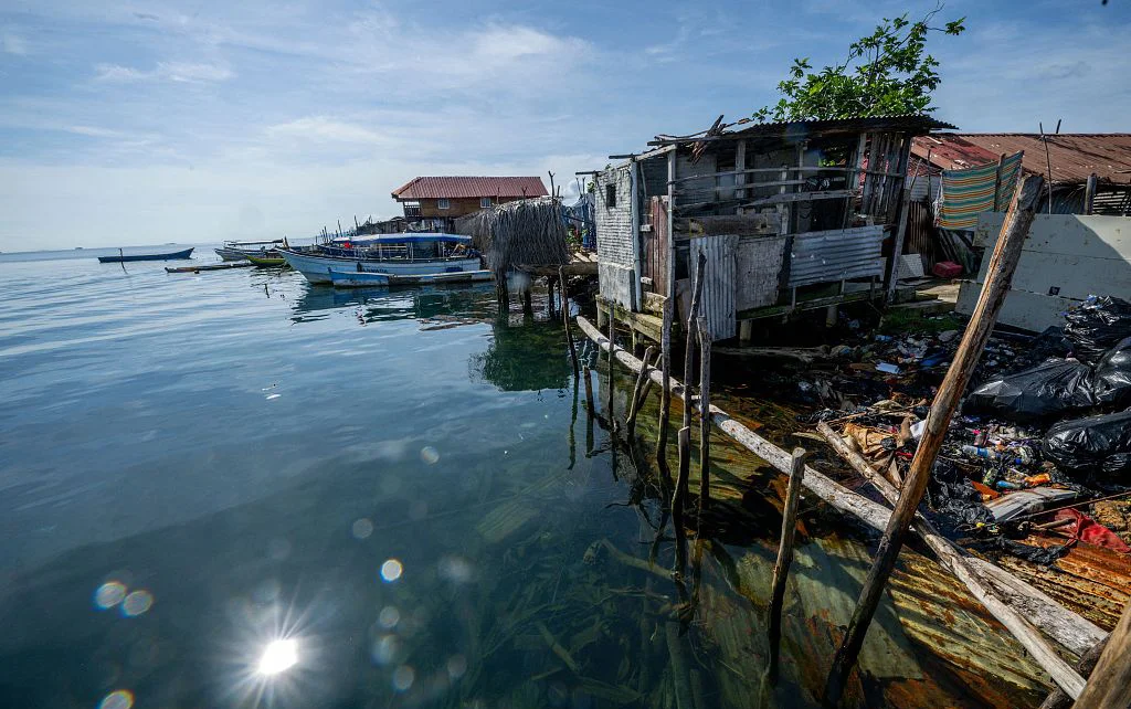 当地时间2023年8月30日，巴拿马卡蒂苏格图普岛，居民的房屋被海水毁坏。