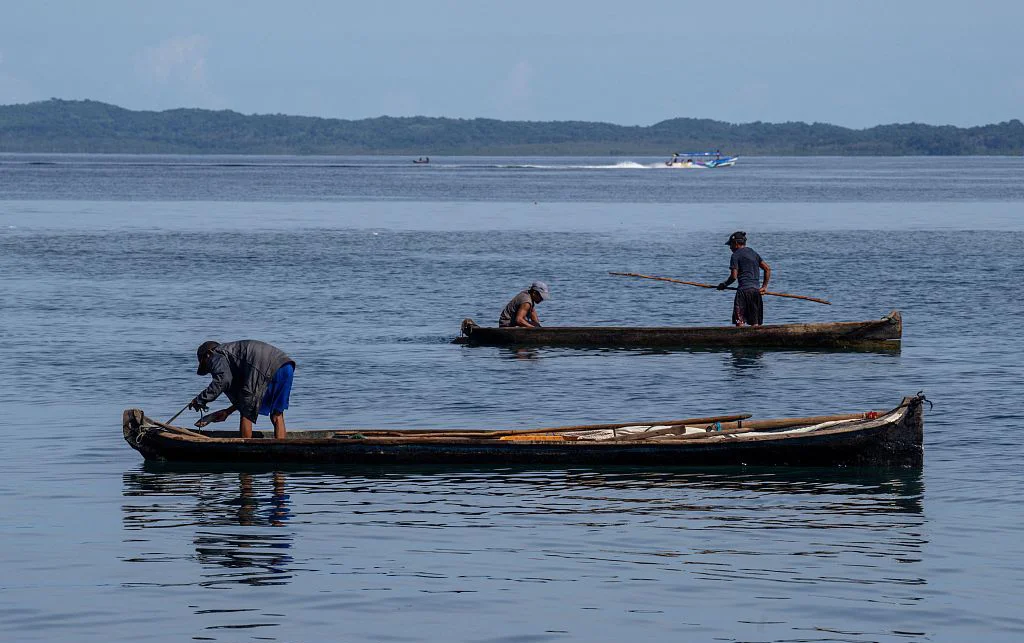 当地时间2023年8月29日，巴拿马卡蒂苏格图普岛，原住民在海上捕鱼。