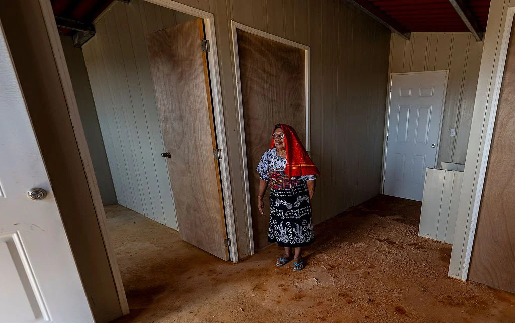 当地时间2023年8月30日，巴拿马卡蒂港，库那族妇女玛格达莱娜·马丁内斯 (Magdalena Martinez)在参观新居。