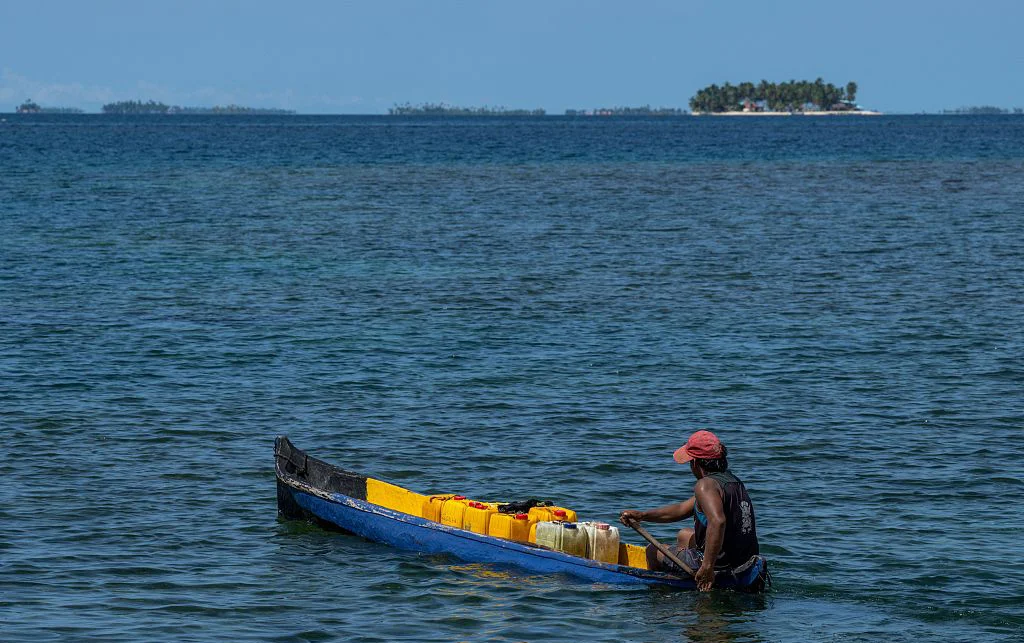 当地时间2023年8月28日，巴拿马库那亚拉，由于岛上没有饮用水，人们必须划船到对面大陆取水。