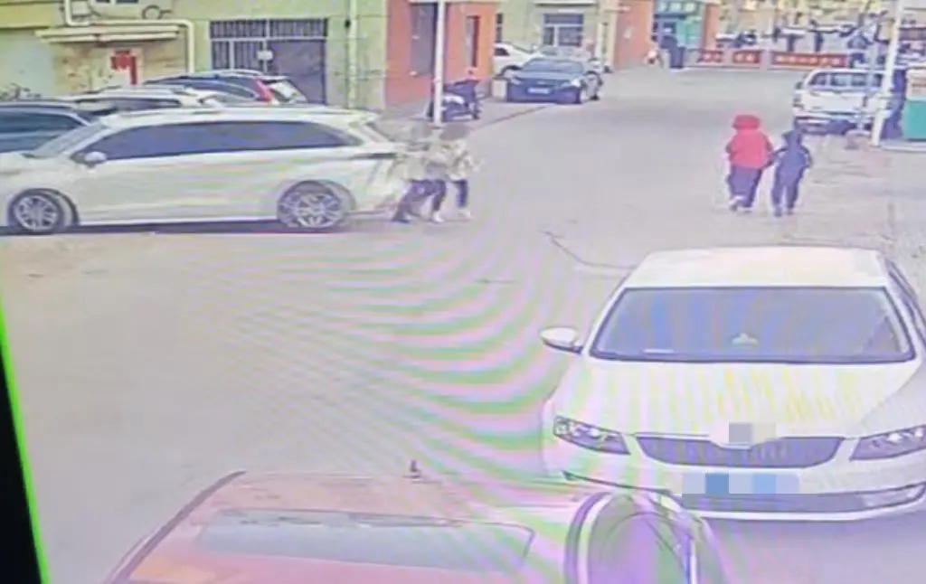 女子疑因倒車失誤致2人身亡：系當地法官...