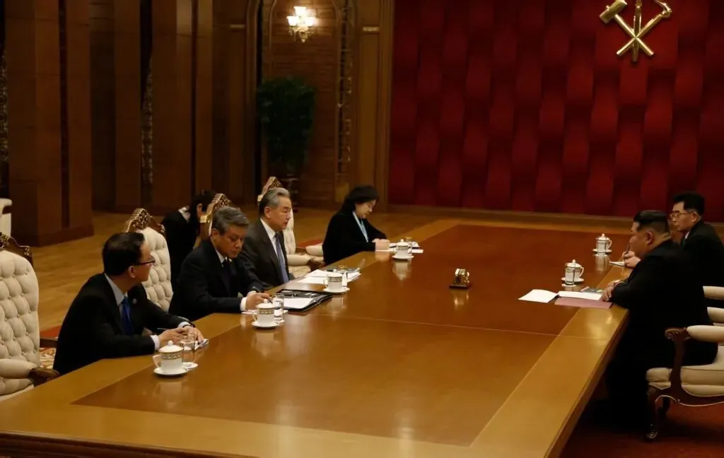 4月10日，朝鲜劳动党总书记、国务委员会委员长金正恩在平壤劳动党中央总部会见中共中央政治局委员、外交部长王毅。图/外交部