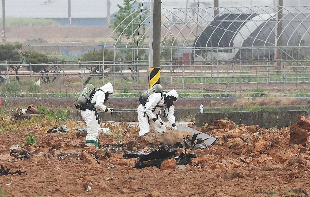 当地时间2023年5月6日，韩国平泽，一架驻韩美军F-16战斗机坠落在一个农田里，有关人士正在开展后续工作。（视觉中国）