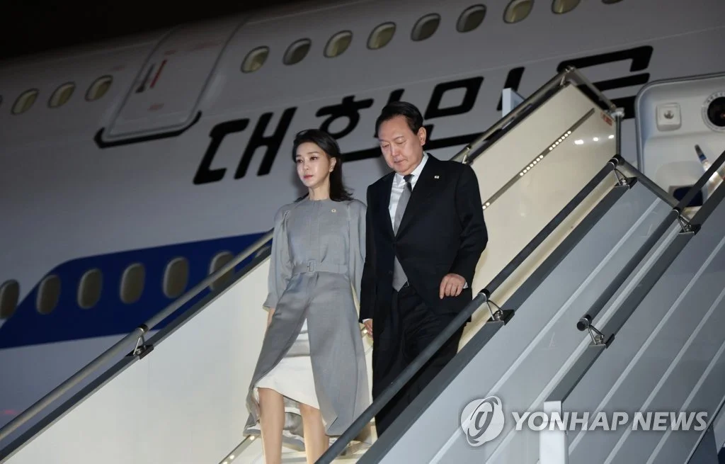 当地时间9月19日，韩国总统尹锡悦和夫人金建希飞抵位于美国纽约的肯尼迪机场。 图源：韩联社