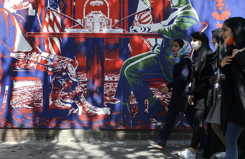 德黑兰民众走在街上，墙上是反美壁画。（视觉中国）