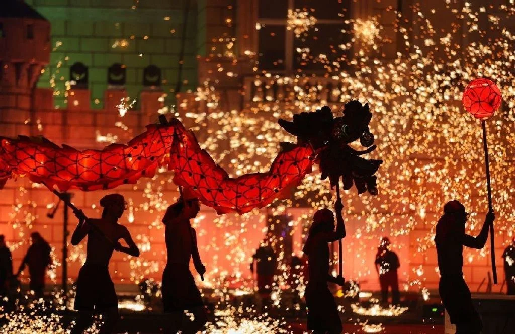 1月22日，舞龙者进行“火龙钢花”表演。中国日报记者 姜东 摄