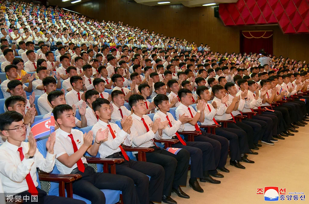 当地时间2023年7月24日，朝鲜平壤，学生在青年大厅与朝鲜战争老兵会面时鼓掌，以庆祝7月27日朝鲜战争停战70周年。（视觉中国）