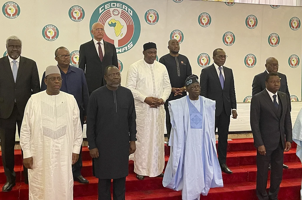 当地时间2023年7月30日，尼日利亚阿布贾，西非国家经济共同体召开紧急会议，要求尼日尔政变军人在一周内释放被扣押的总统巴祖姆并恢复其总统职权。（视觉中国）