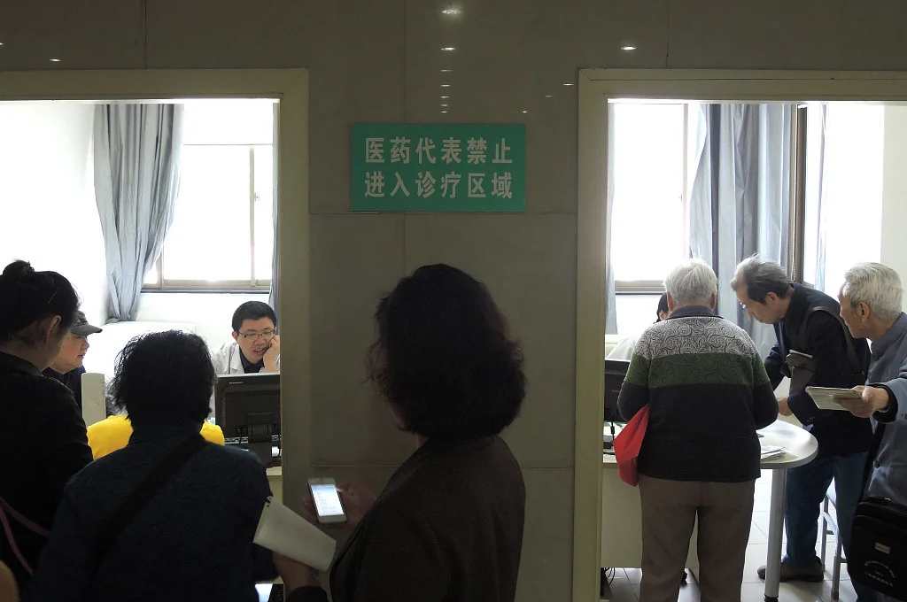 江苏省南京市，一家医院里禁止医药代表进入诊疗区域的警示牌。视觉中国 资料图