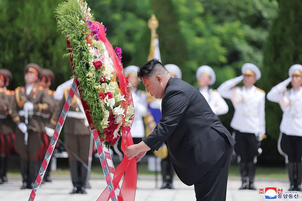 据朝中社7月26日报道，朝鲜劳动党总书记、国务委员长金正恩参谒了桧仓中国人民志愿军烈士陵园。（视觉中国）