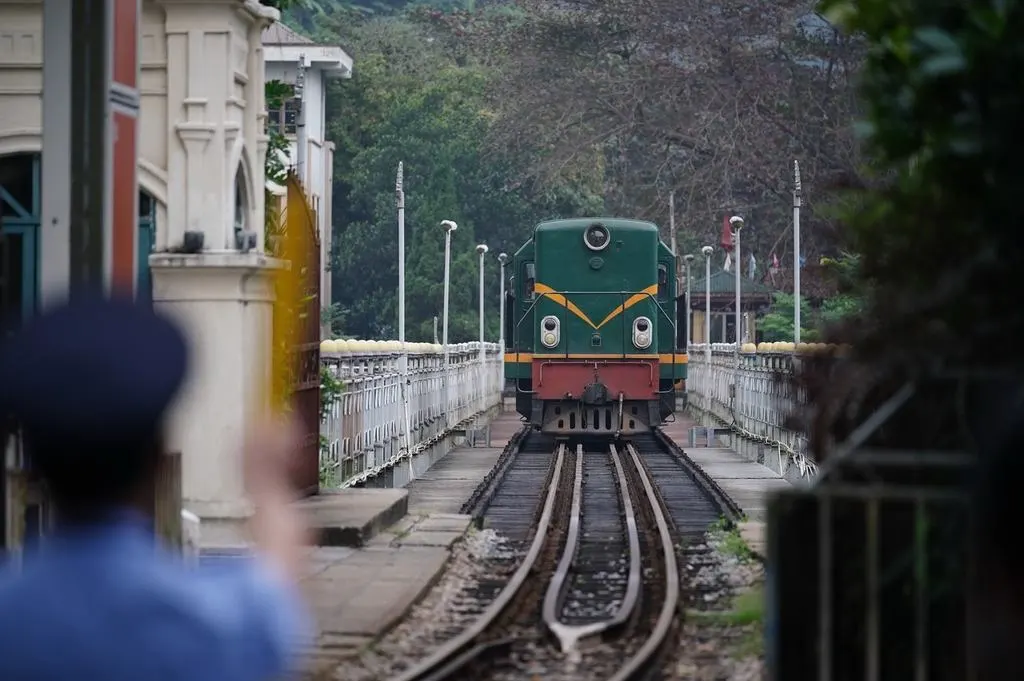 2023年12月13日,一列中越米轨铁路国际联运列车跨越中越铁路大桥。 中新社记者 刘冉阳 摄(IC Photo)