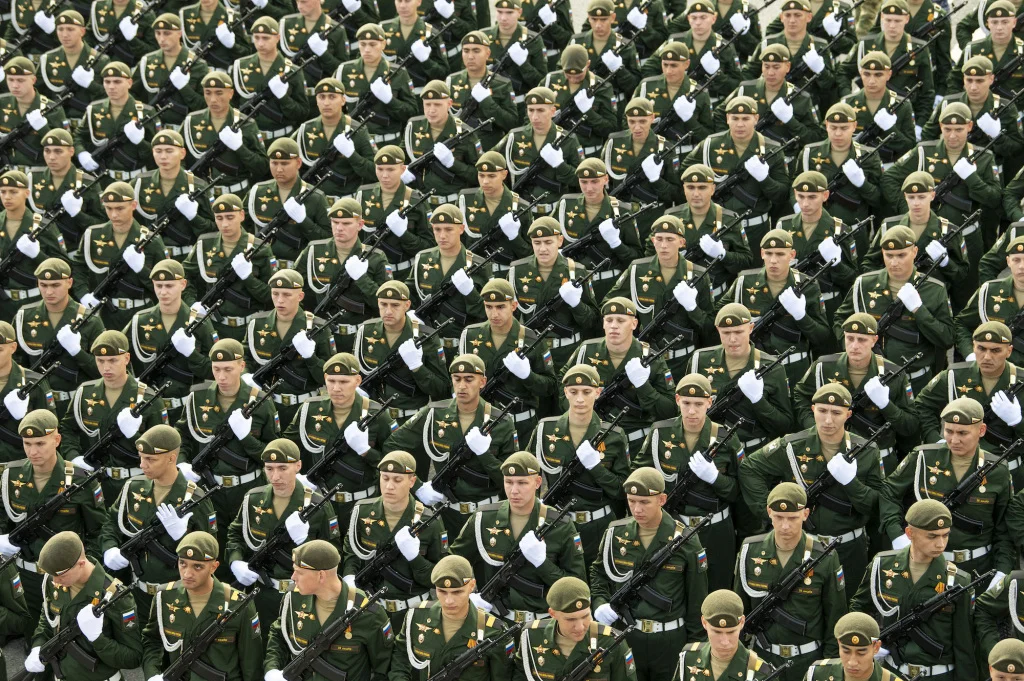 當地時間2025年5月7日，，在俄羅斯首都莫斯科，士兵列隊準備參加紀念蘇聯偉大衛國戰爭勝利80周年閱兵式彩排。新華社 圖