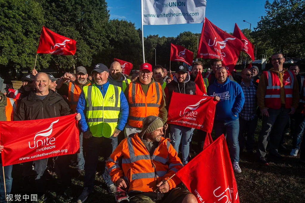 当地时间2022年9月27日，英国菲利克斯托港口，罢工的码头工人在正门外纠察。