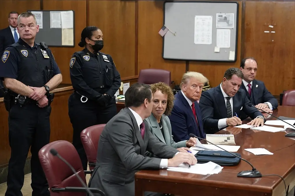 特朗普和他的律师团队在法庭内坐在一起 图源 外媒