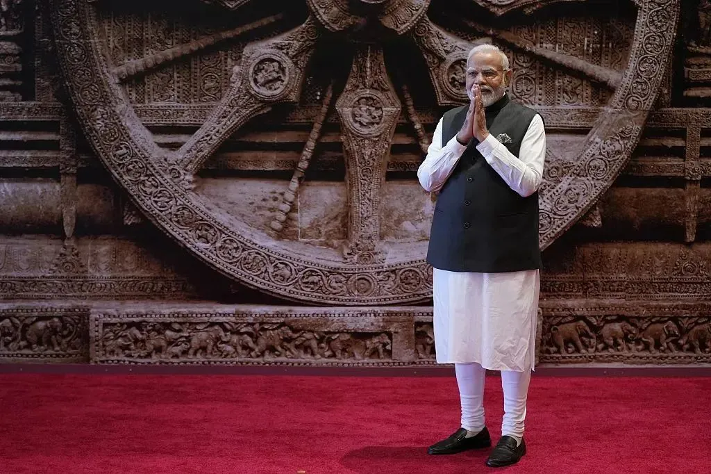 当地时间9月9日，印度新德里，印度总理莫迪在等待迎接G20国家领导人的时候向他们致意 图：环球网