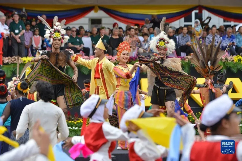 8月31日，演员在马来西亚普特拉贾亚的马来西亚独立66周年庆典活动上表演 图：新华社