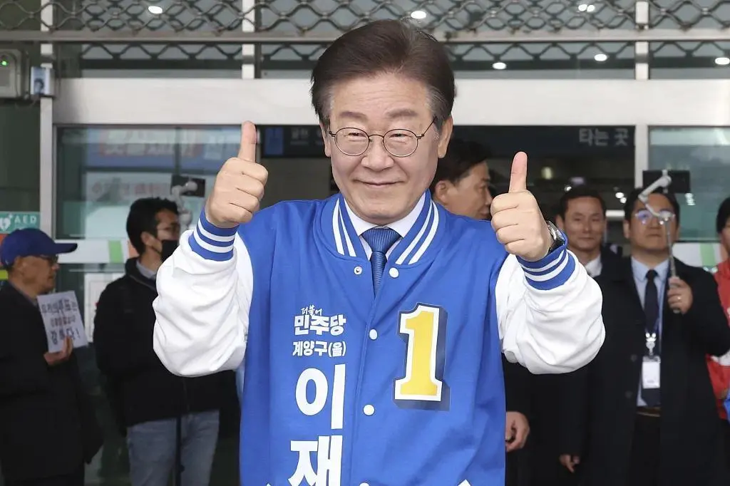 当地时间3月28日，韩国共同民主党党首李在明出席竞选集会。图源：视觉中国