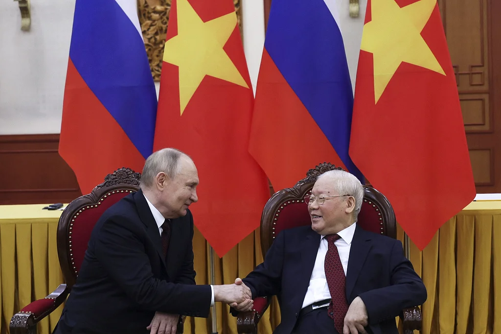20日，俄罗斯总统普京（左）在河内与越共中央总书记阮富仲会晤。（视觉中国）