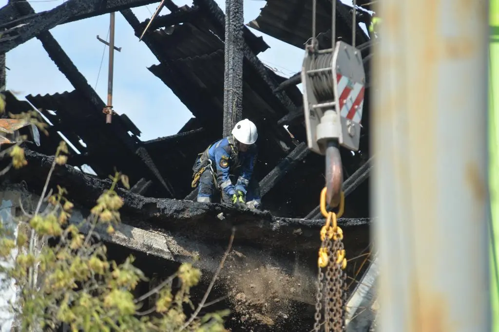 2025年7月10日，在乌克兰基辅市舍甫琴科夫斯基区，救援人员拆除在空袭中受损的居民楼。新华社发（彼得·德鲁克 摄）