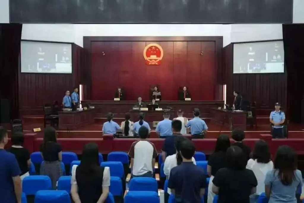 图为都江堰市人民法院对本案进行公开审理的现场。（受访单位供图）