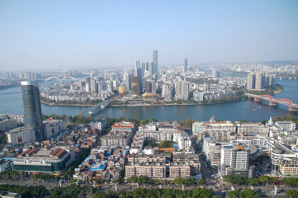 2025年1月29日，从山顶俯瞰广西柳州市区。 视觉中国 图