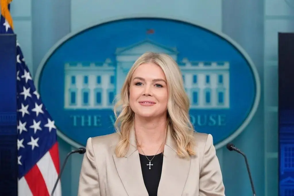 ▎白宫新闻秘书卡罗琳·莱维特。10月16日,在被问及是谁选定布达佩斯作为美俄会晤地点时,她回复道,“是你妈选的。”(图源:美联社)