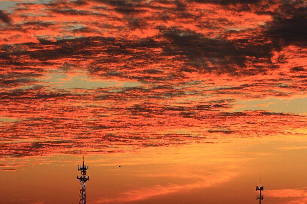 浙江绍兴清晨现火烧云烧红整个天空