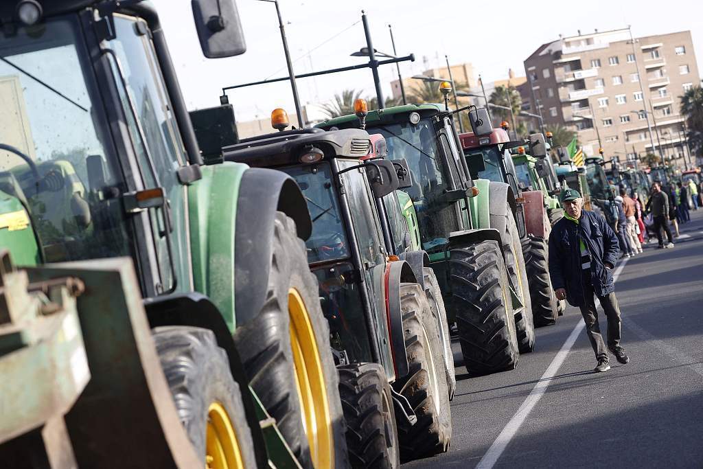 当地时间2024年2月22日，西班牙，农民举行抗议活动。视觉中国 图