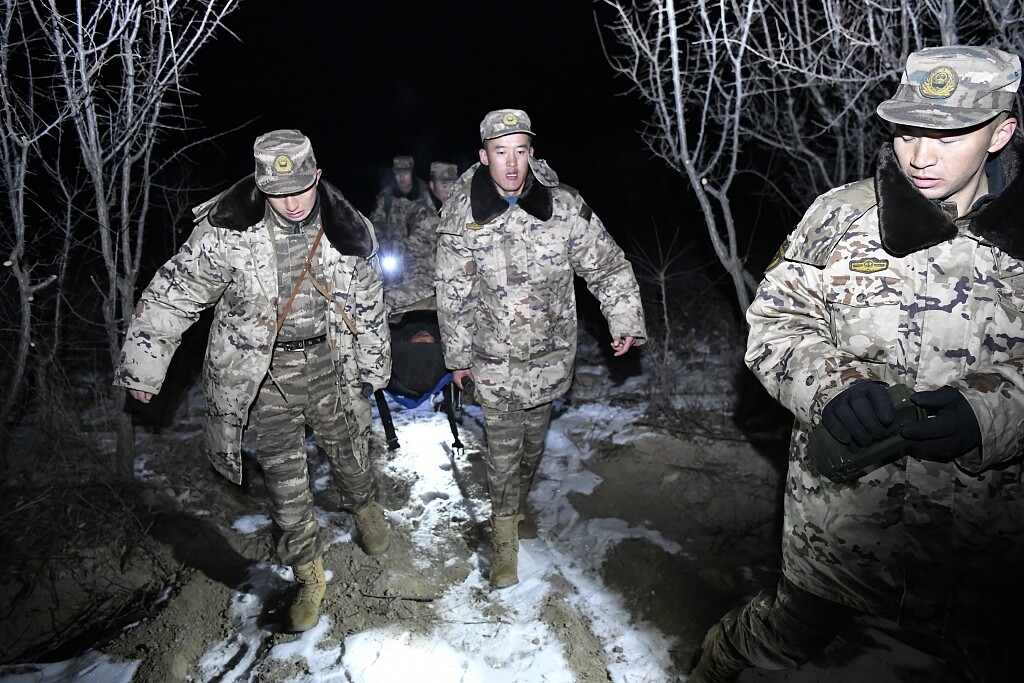 2023年12月19日，甘肃省临夏州，积石山县，武警甘肃总队临夏支队官兵到达刘集乡阳屲村迅速展开救援 图源：视觉中国