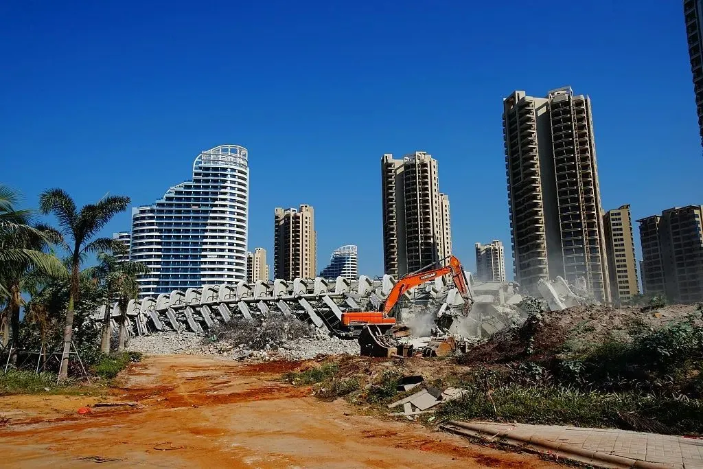 2020年11月13日，海南临高，长岛蓝湾房地产项目被依法拆除的违章建筑轰然倒下。（图源：人民视觉）