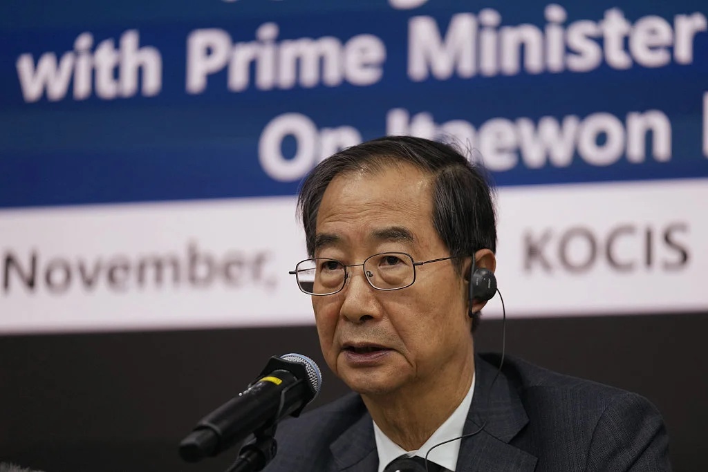 11月1日，韩国总理韩德洙在梨泰院踩踏事故新闻发布会上表示，政府对惨剧负有责任。（视觉中国）