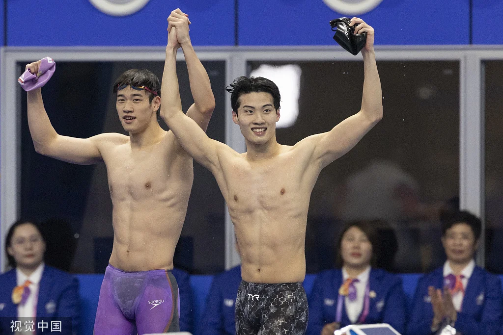 潘展乐和韩国选手黄宣优（右）是好兄弟。
