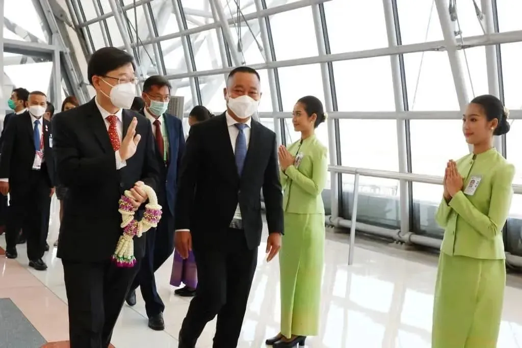 2022年11月17日，李家超（左）抵达曼谷参加APEC会议