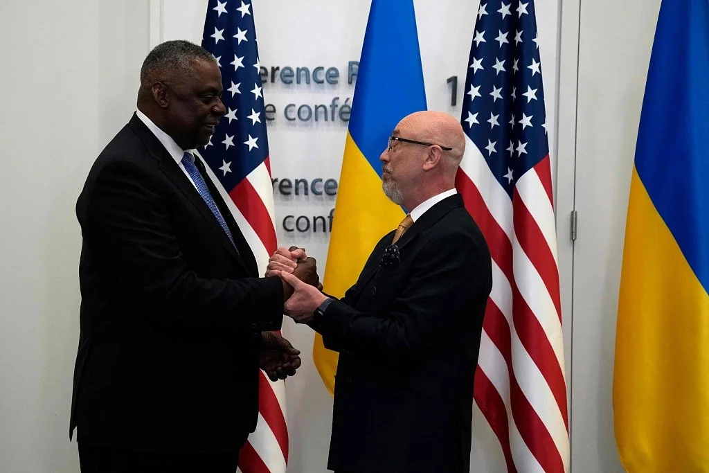 当地时间2023年6月15日，比利时布鲁塞尔，美国国防部长劳埃德·奥斯汀（左）在北约防长会议期间，迎接乌克兰国防部长阿列克谢·列兹尼科夫（右）到达北约总部。视觉中国 图