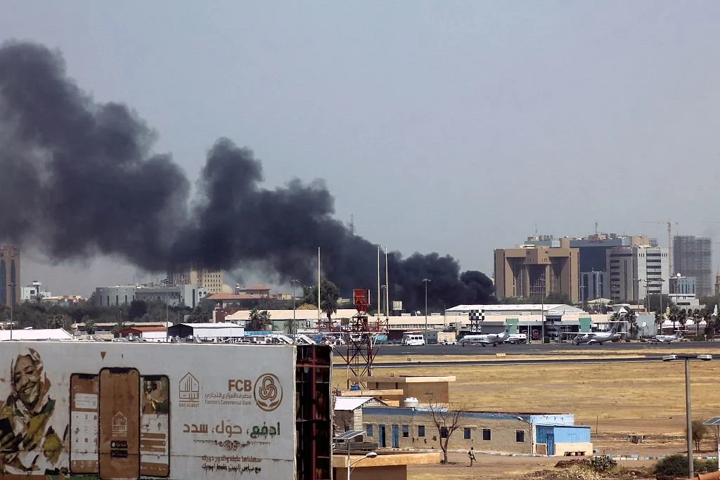 当地时间2023年4月15日，苏丹喀土穆，苏丹武装冲突发生后，喀土穆机场上空升起浓烟。视觉中国 图