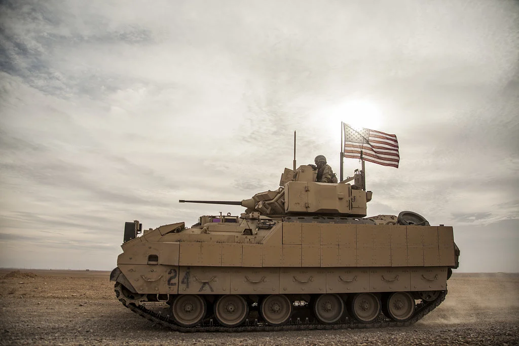 当地时间2021年12月8日，叙利亚代尔祖尔，美国士兵驾驶布拉德利战车。视觉中国 图