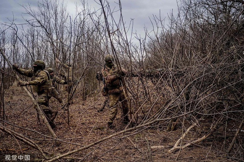 当地时间2023年3月2日，顿涅茨克地区，乌克兰军人准备向前线城镇巴赫穆特附近的俄罗斯阵地发射Msta-B榴弹炮。视觉中国 图