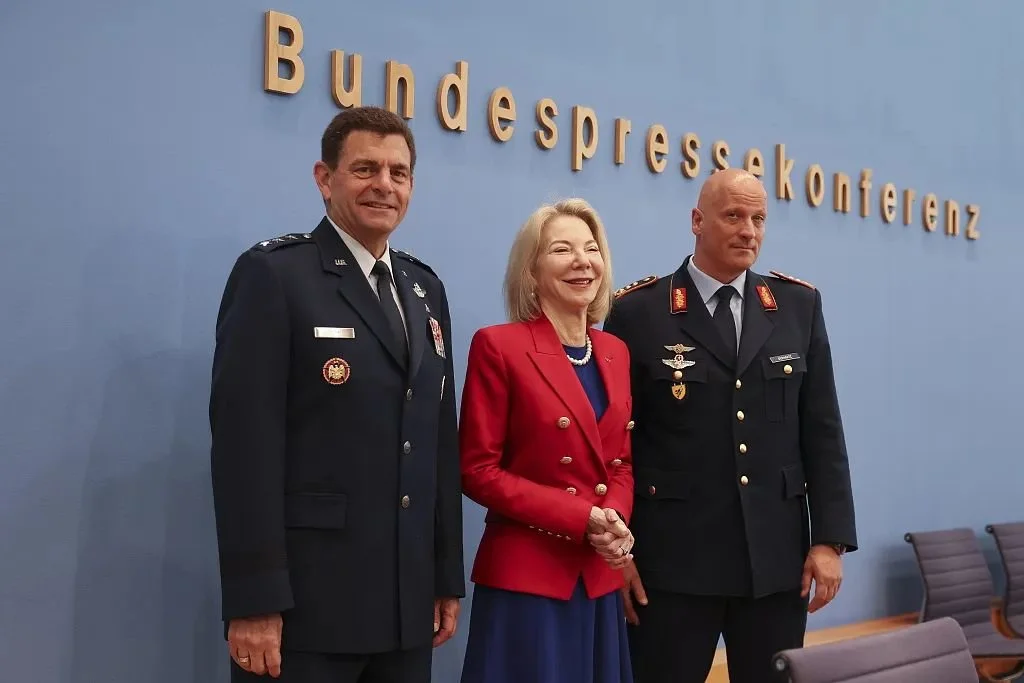 当地时间6月7日，德国柏林，美国驻德国大使艾米·古特曼、德国空军中将英戈·格哈茨（右）和美国空军国民警卫队司令迈克尔·洛在演习前向媒体讲话。