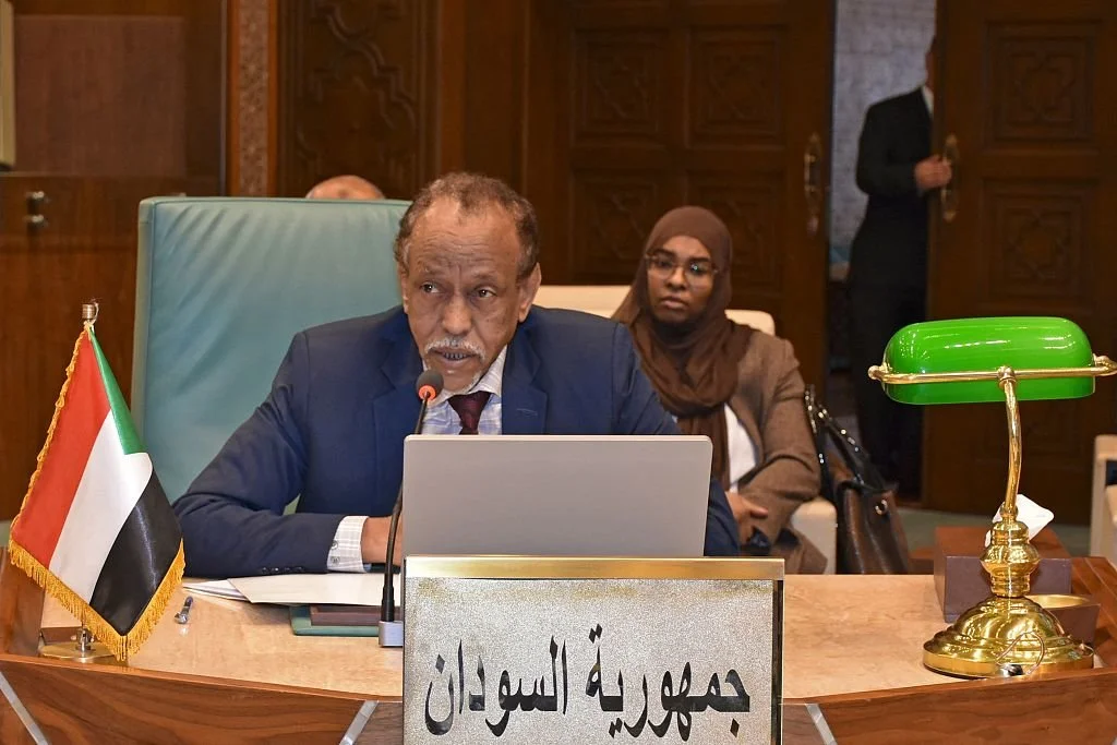 当地时间2023年4月16日，埃及开罗，苏丹驻阿拉伯国家联盟大使Alsadik Omar Abdullah在紧急会议上发表讲话。视觉中国 图