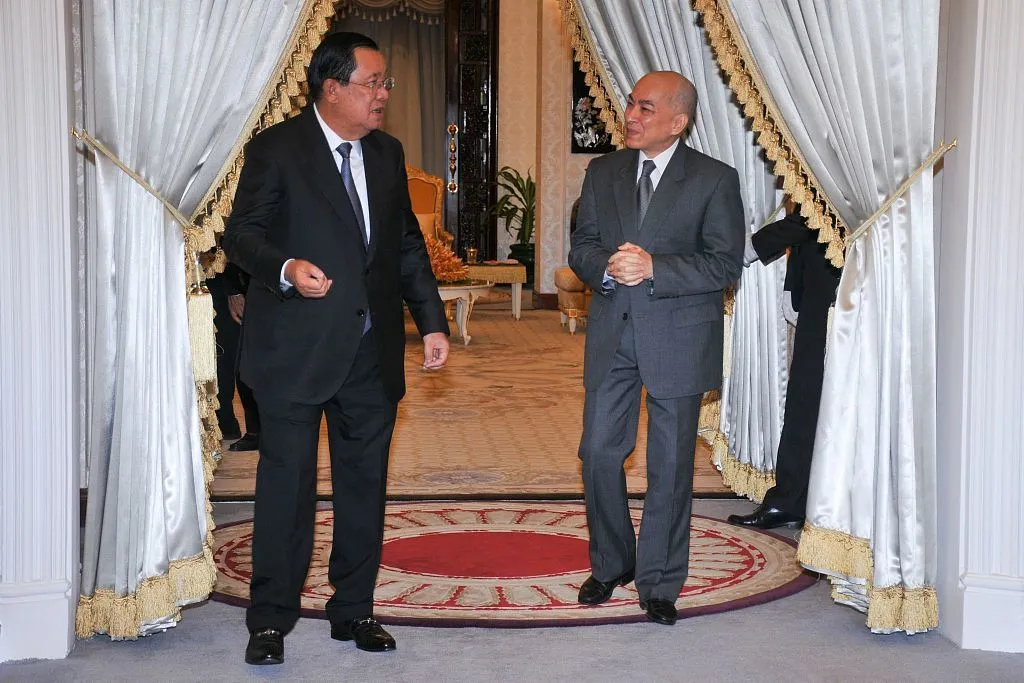 当地时间2023年7月26日，柬埔寨金边，柬埔寨首相洪森（左）在皇宫与柬埔寨国王西哈莫尼交谈。（视觉中国）