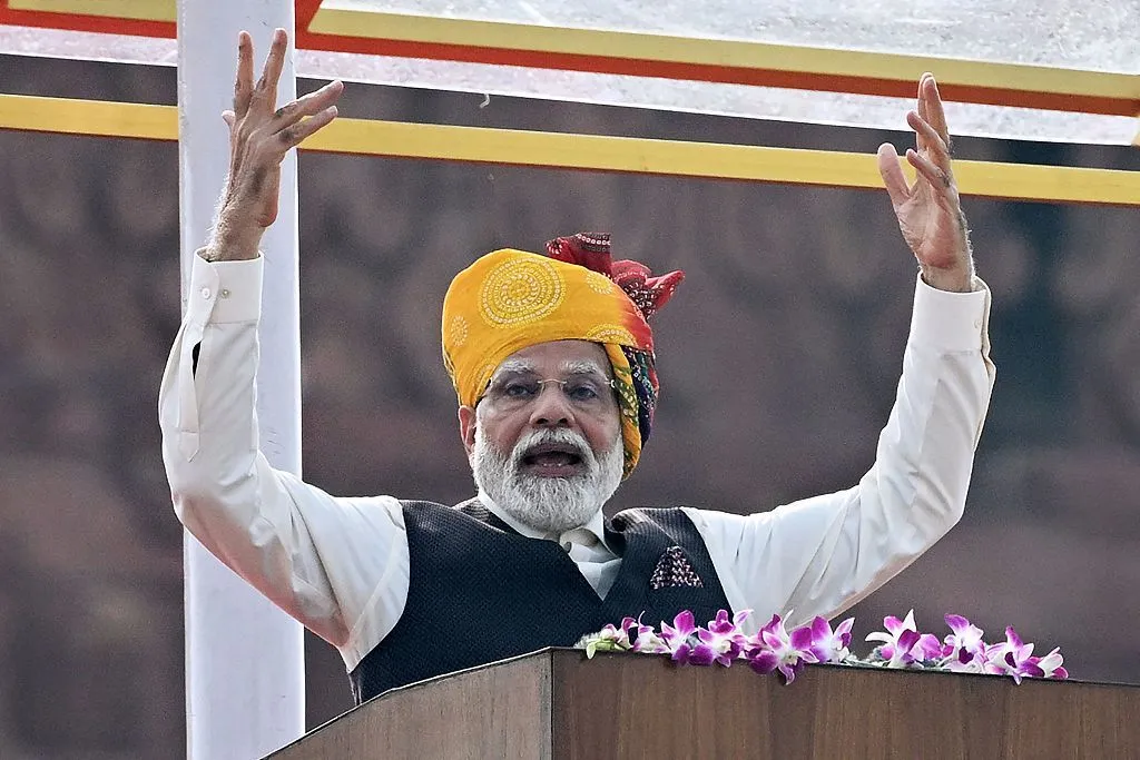 当地时间2023年8月15日，印度新德里，独立日庆祝活动举行，印度总理莫迪在红堡的城墙上向全国发表讲话。（视觉中国）