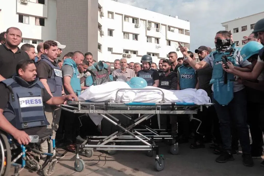10月10日，巴勒斯坦加沙地带，悼念者参加两名在袭击中遇难的记者的葬礼