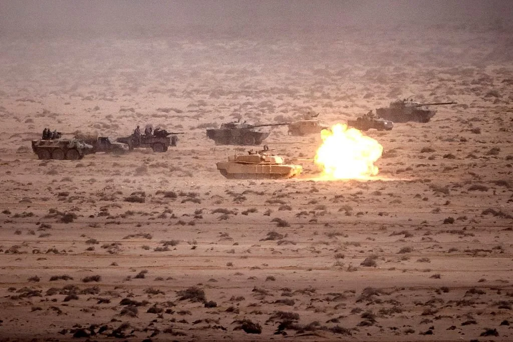 当地时间2022年6月30日，摩洛哥坦坦省，在当地举行的第二届年度“非洲狮”军事演习中，美军M1“艾布拉姆斯”主战坦克发射炮弹。视觉中国 图