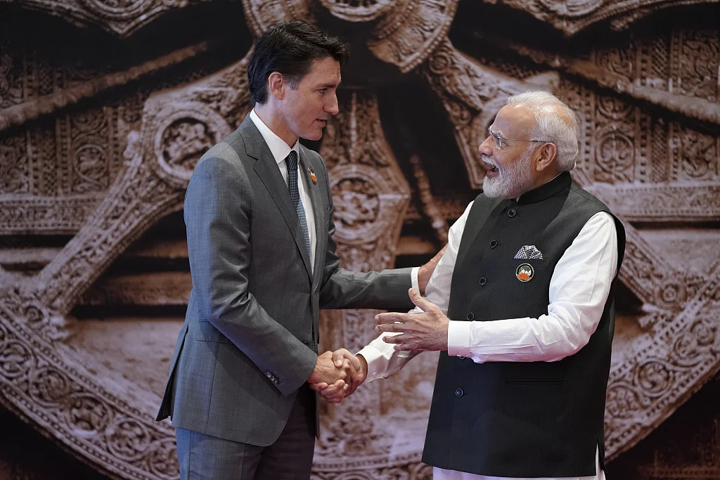 当地时间2023年9月9日，印度新德里，印度总理莫迪欢迎加拿大总理贾斯汀·特鲁多抵达巴拉特·曼达帕姆会议中心参加G20峰会。视觉中国 图