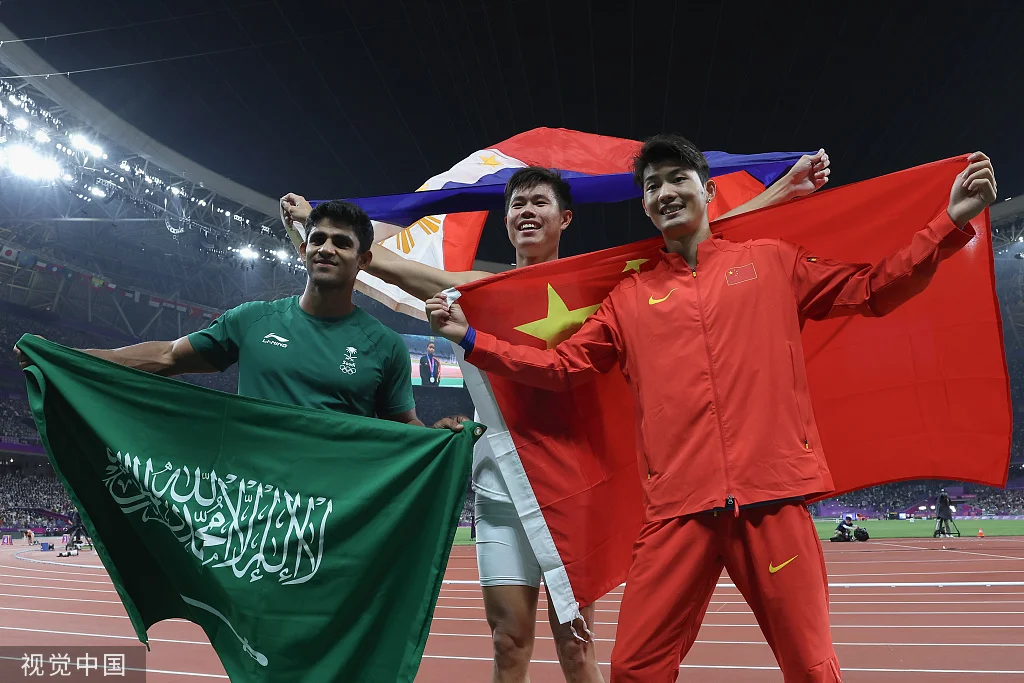 奥贝纳（中）和与沙特选手希扎姆（左）、中国选手黄博凯师出同门，都跟随撑杆跳高名帅彼得罗夫训练。