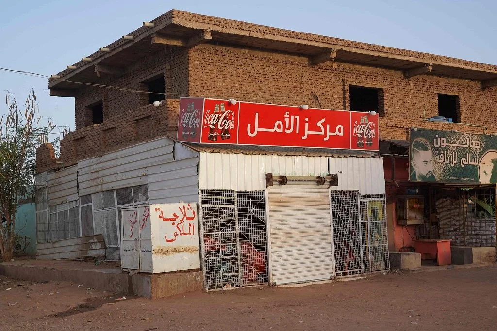 当地时间2023年4月16日，苏丹喀土穆，街头的商店紧闭。视觉中国 图